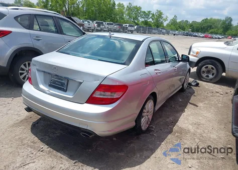 2009 Mercedes-Benz C 300 Luxury/Sport z USA, uszkodzony, nr VIN WDDGF54XX9R052607